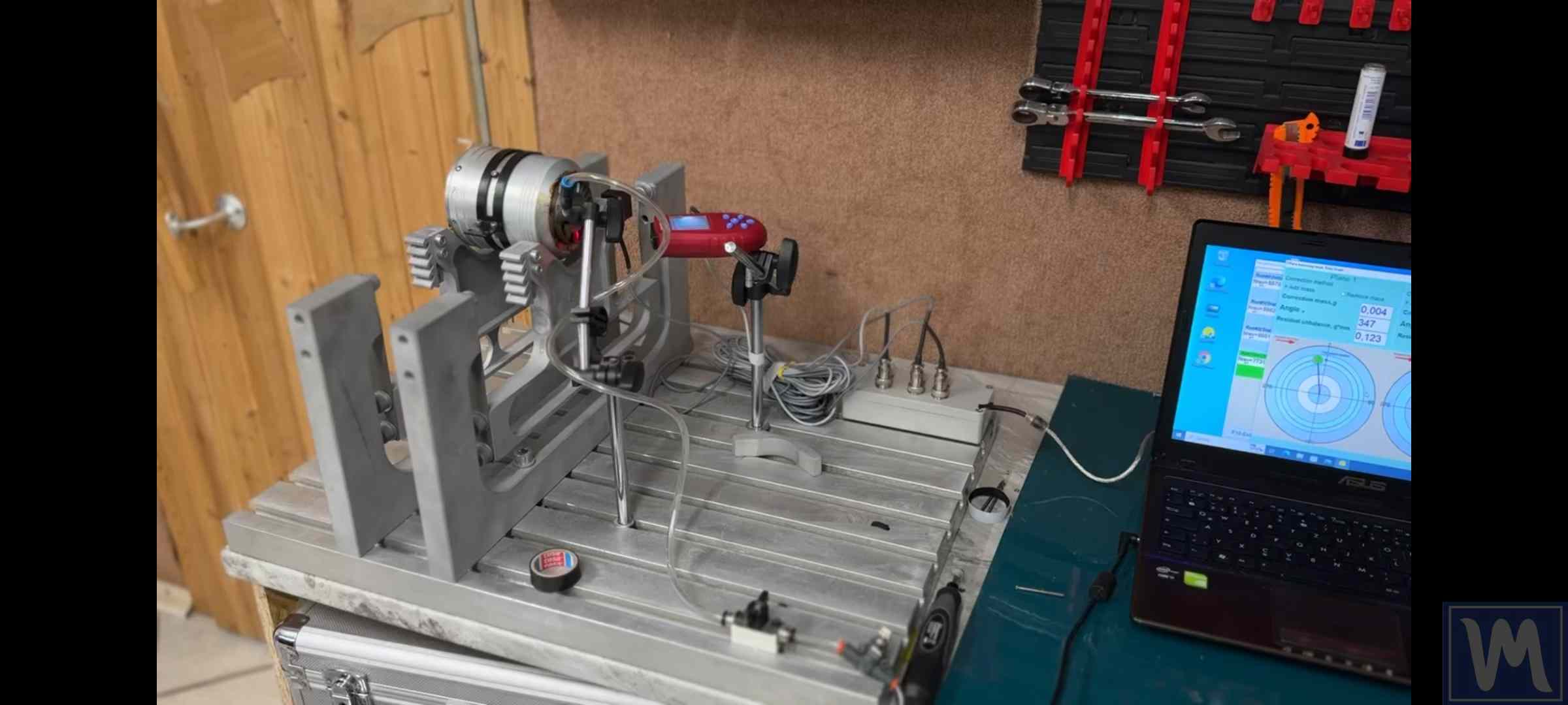 Tvaika turbīnas rotors uz balansēšanas mašīnas darbnīcā