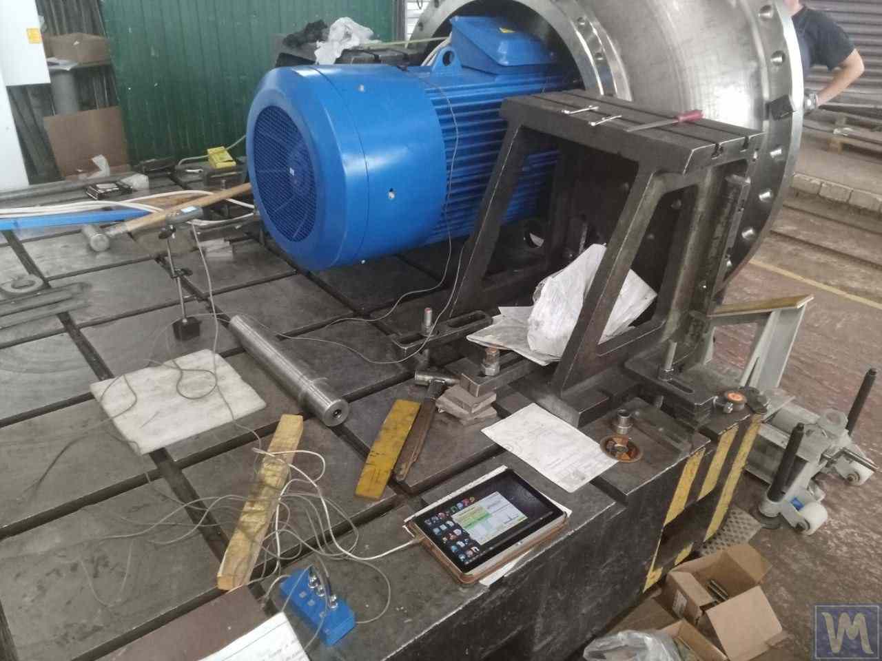 Rūpnieciskā ventilatora balansēšana: uzstādīti vibrācijas sensori, lāzera tahometrs, planšetdators ar diagnostikas programmatūru