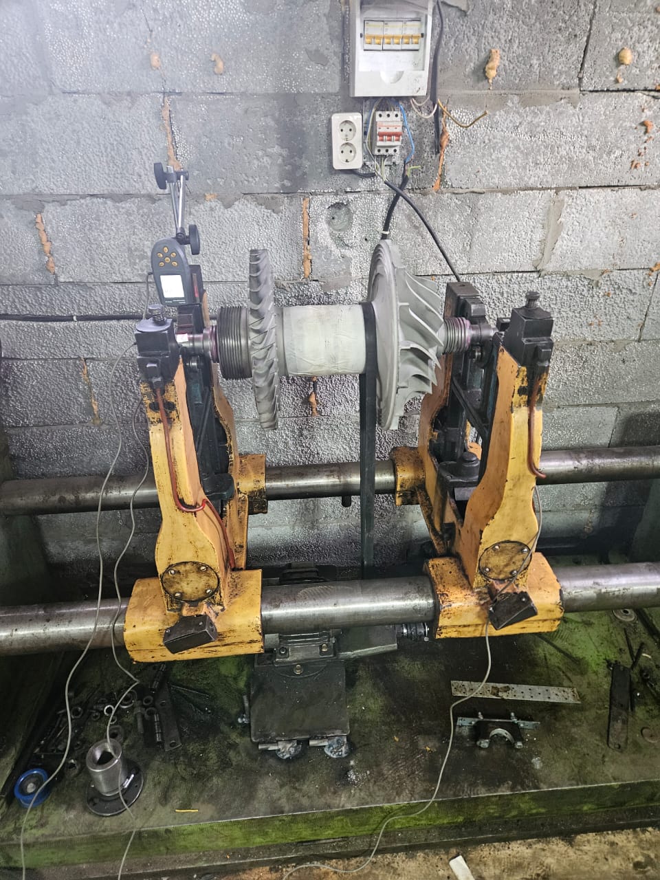 Modernizēts balansēšanas statīvs ar Balanset-1A OEM, strādājot ar rotoru.