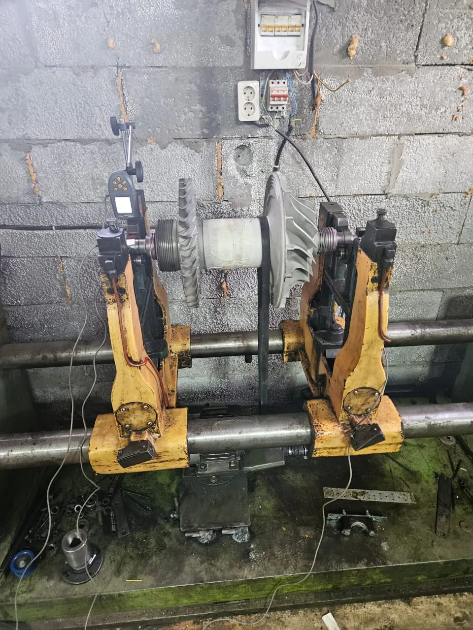 Modernizēts balansēšanas statīvs ar Balanset-1A OEM, strādājot ar rotoru.