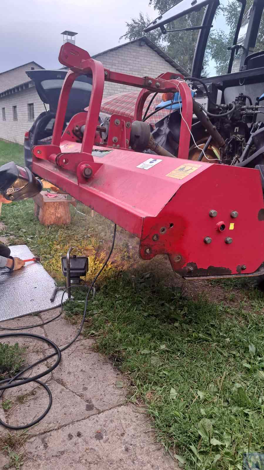 Vibromera inženieris mulčera balansēšanas laikā