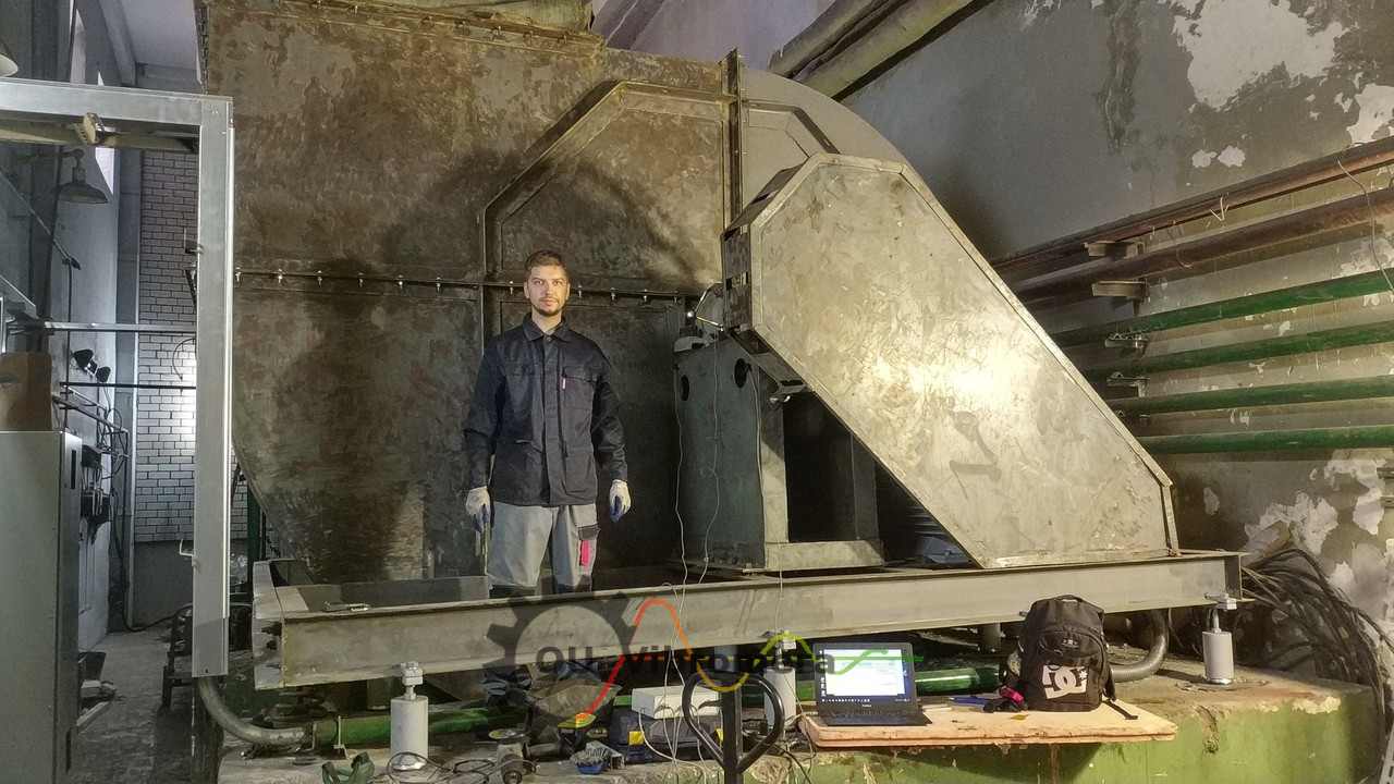 Inženieris veic rūpnieciskā ventilatora balansēšanu uz vietas, izmantojot portatīvo aprīkojumu